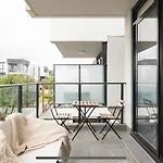 The Pas.Coe - A Stylish 1 Bedroom Unit With Free Parking.