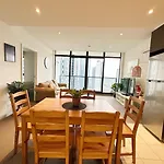 Southbank Crown 2-Bedroom Elegance Residences With Pool & Gym