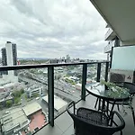 Southbank Crown 2-Bedroom Elegance Residences With Pool & Gym