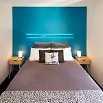 Relaxing, Light-Filled City Apartment