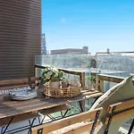A Chic 2Br Apt Near Melbourne Uni Free Parking