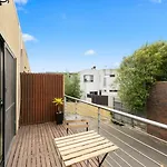 Ascot Vale - Lovely 2 Bedroom Townhouse Close To Everything!