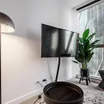 West Side Boutique 1Br Near Shopping Precinct!
