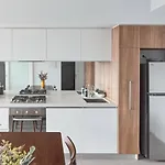 \'South Yarra Skyline\' A Mid-Century Modern Stay