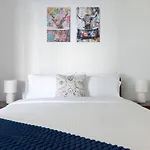 \'South Yarra Skyline\' A Mid-Century Modern Stay