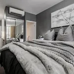 Moody & Charming Hotel Rm In Downtown Melbourne