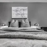 Moody & Charming Hotel Rm In Downtown Melbourne