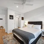 Classy Beachside Unit With Parking And Gym