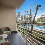 Classy Beachside Unit With Parking And Gym