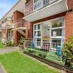 Spacious 1-Bedroom Apartment With Car Space