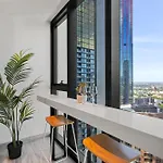 Cozy 2Br Apartment In Melbourne Cbd With Pool & Gym