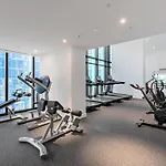 Cozy 2Br Apartment In Melbourne Cbd With Pool & Gym