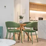 Modern 2Br Apt In Best Location With Balcony And Pool!