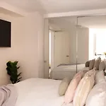 Beautiful 2-Bedroom Apartment In Port Melbourne