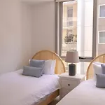 Beautiful 2-Bedroom Apartment In Port Melbourne