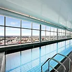 1-Bedroom Apartment In The Heart Of Melbourne Cbd