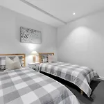 Stylish 2Bed 2 Bath Pool & Gym Walk To Southern Cross
