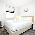 Stylish 2-Bed Apartment With Sea Views And Parking