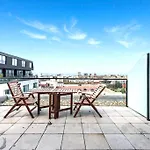 Stylish 2-Bed Apartment With Sea Views And Parking
