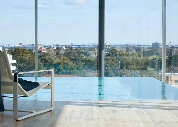 Fawkner Residence 1B2B Condo Smart Tv