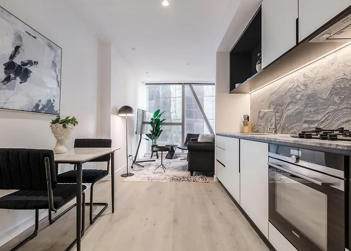 West Side Boutique 1Br Near Shopping Precinct!