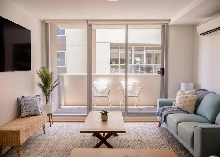 Beautiful 2-Bedroom Apartment In Port Melbourne