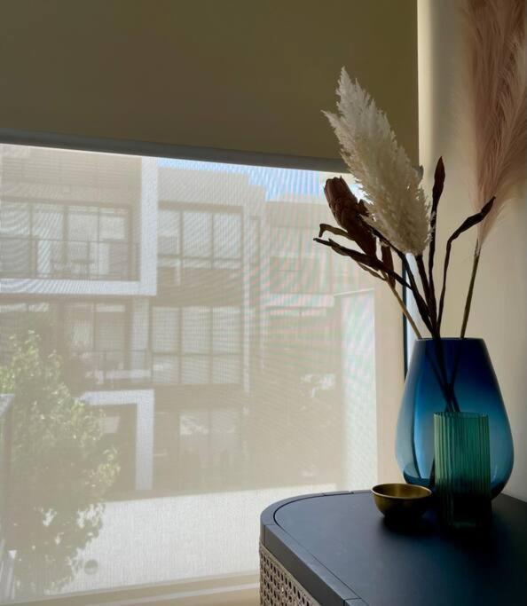 The Pas.coe - A Stylish 1 Bedroom Unit With Free Parking. *