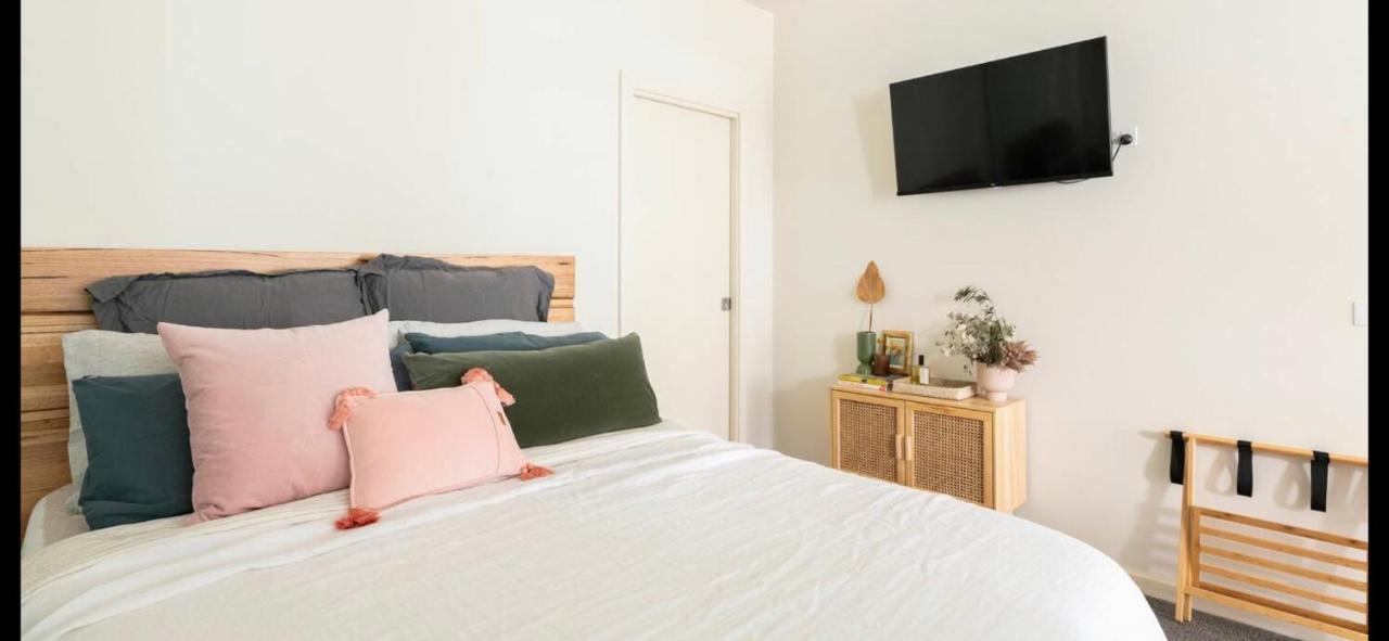 The Pas.coe - A Stylish 1 Bedroom Unit With Free Parking. * Melbourne