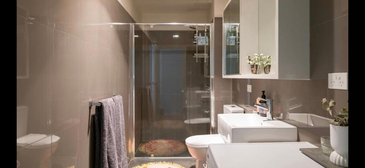 The Pas.coe - A Stylish 1 Bedroom Unit With Free Parking. * Melbourne