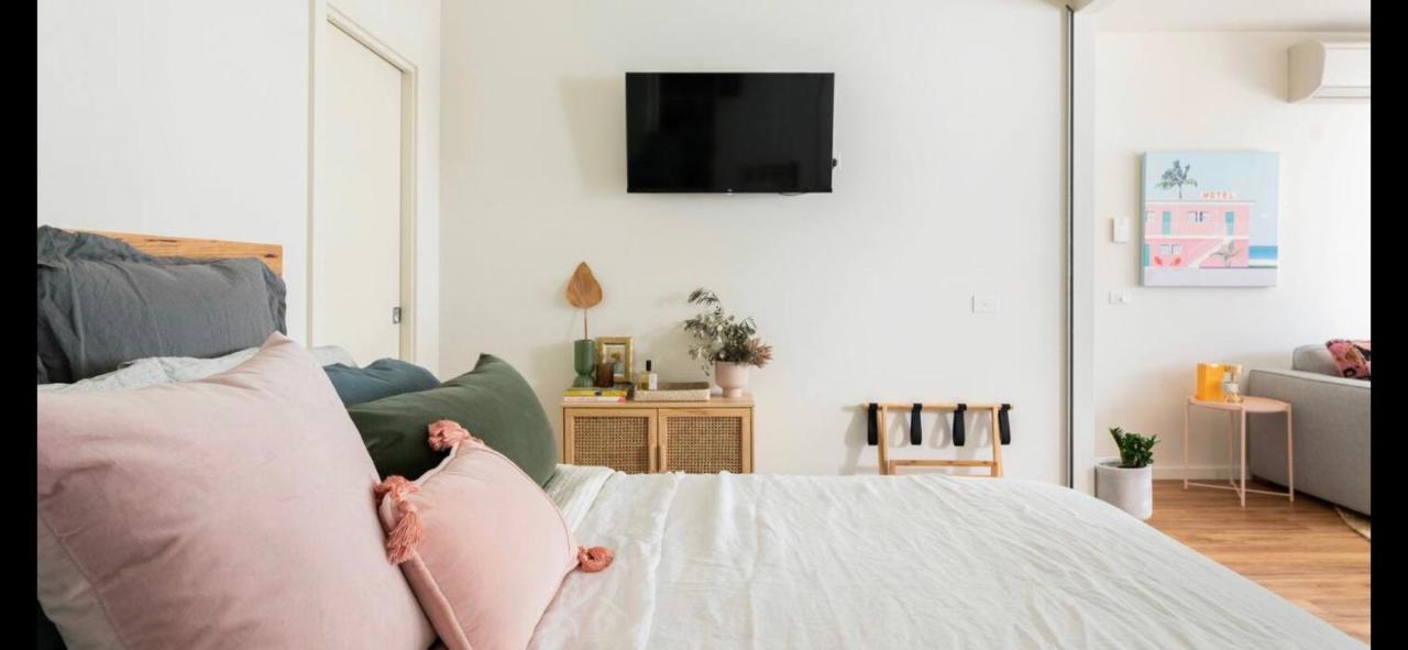 The Pas.coe - A Stylish 1 Bedroom Unit With Free Parking. * Melbourne