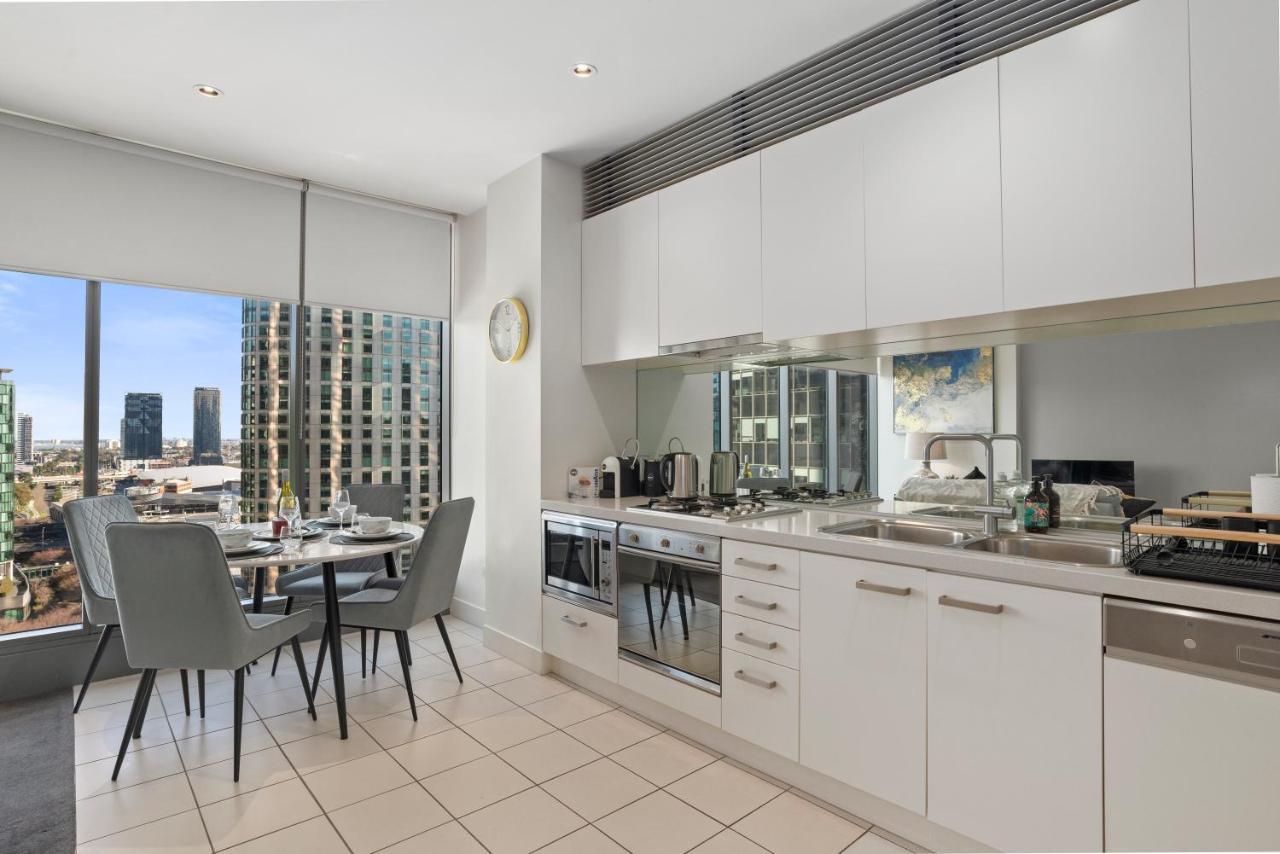 Sophisticated Designer W River & Views Apartment