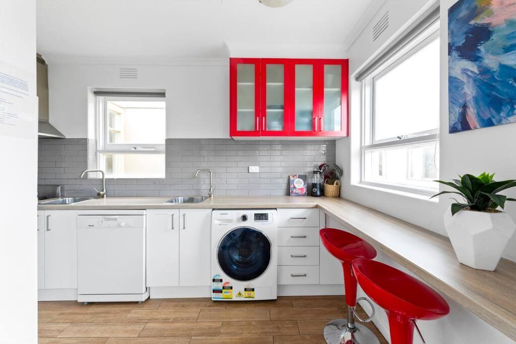 Bright And Sunny Gem On Hotham Apartment