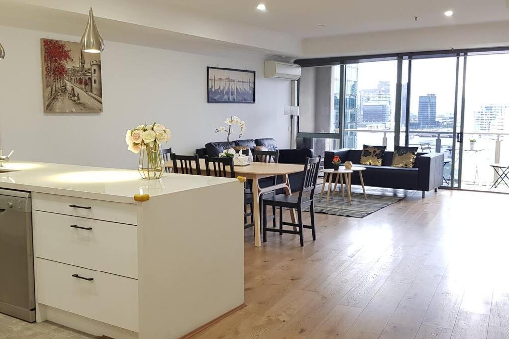 Riverview Spacious 3br2bath2car Wifipoolgym Crown Melbourne