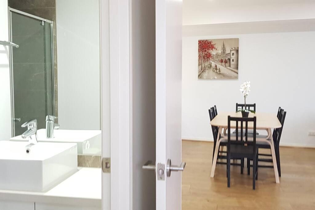 Riverview Spacious 3br2bath2car Wifipoolgym Crown Apartment Melbourne