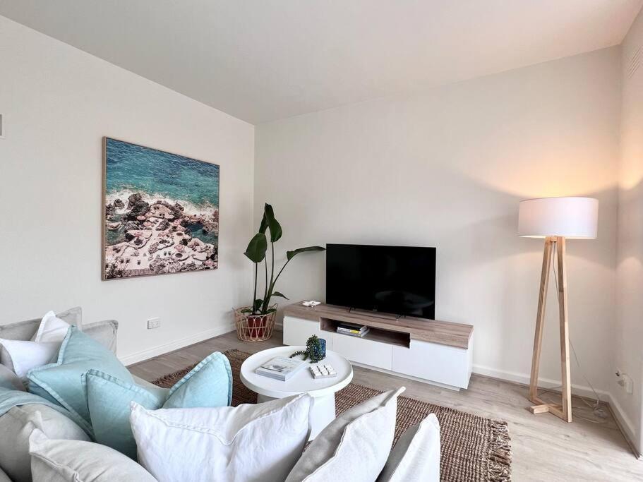 Apartment Modern Oasis In Elwood Village