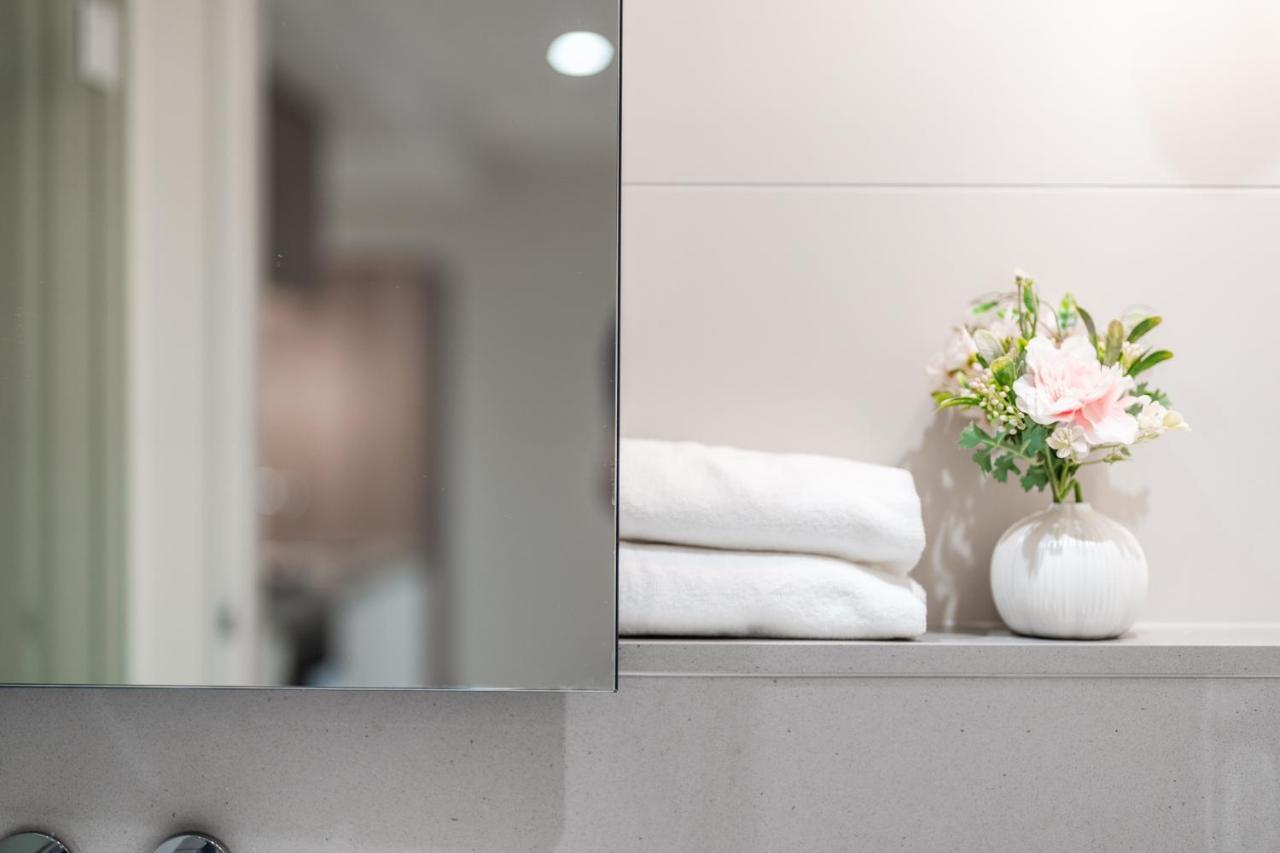 Spectacular Views And Stylish Design - Your Perfect * Melbourne