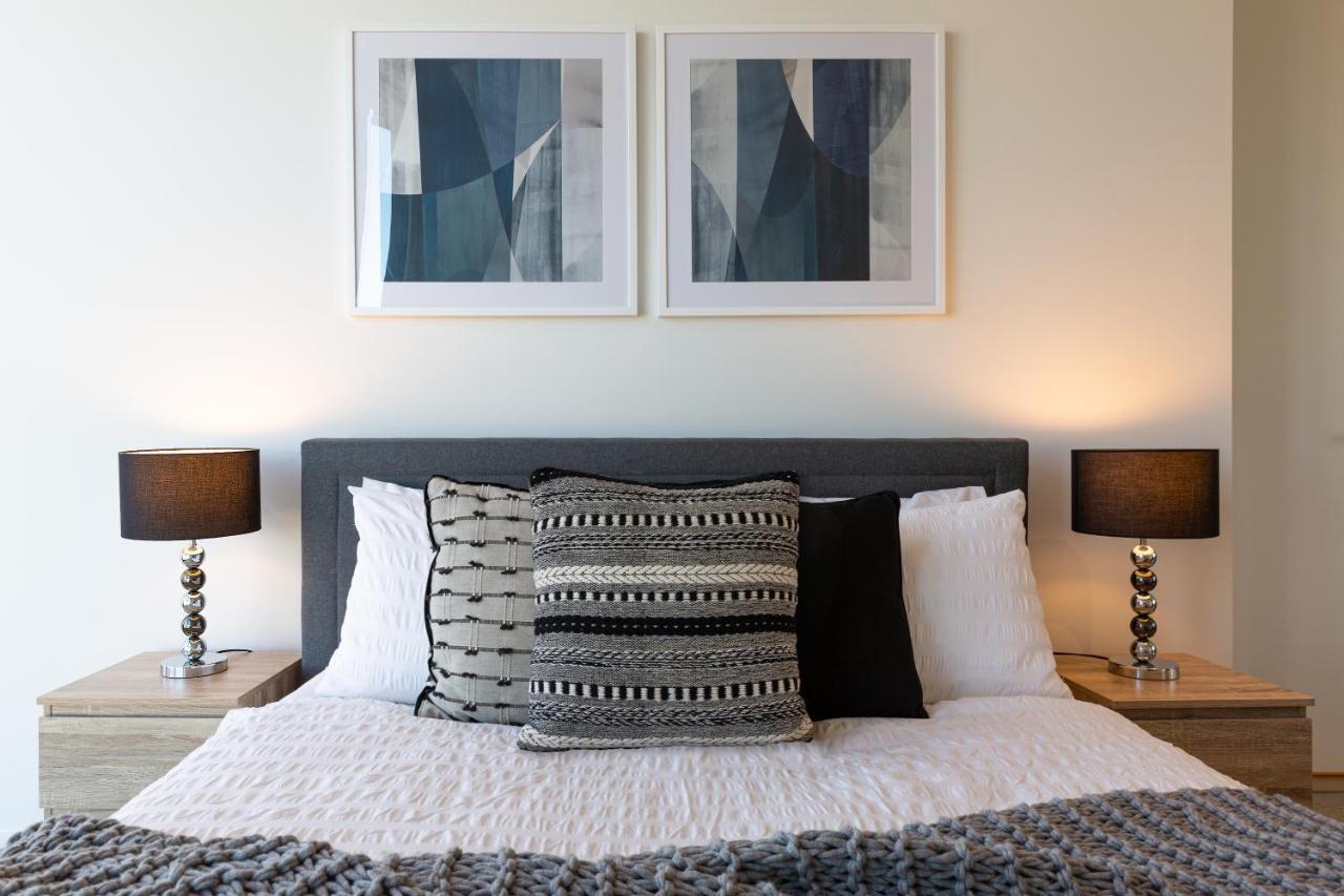 Mega Style Square Apartment