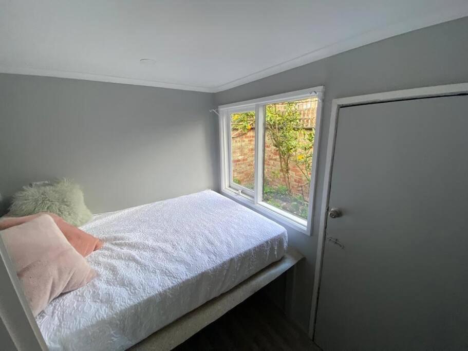 Fitzroy- Private 2-4 Guest #guesthouse #ausgp #directtram #f1 Holiday home *