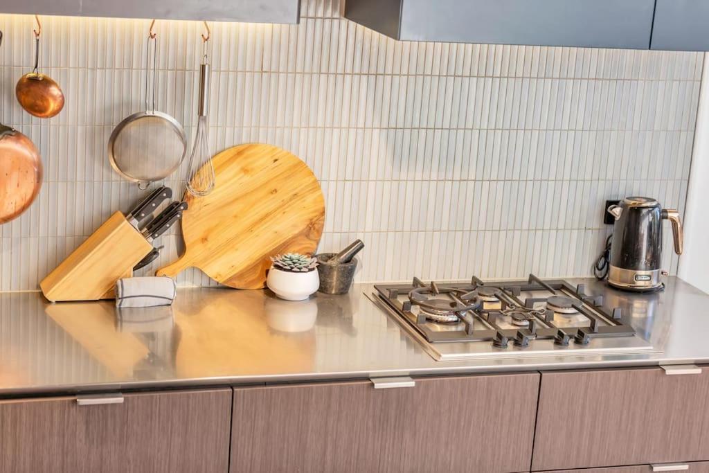 Sol Docklands - Unique 3 Bedroom Loft, Infinity Pool, Gym, Free Parking And Free Trams Apartment *