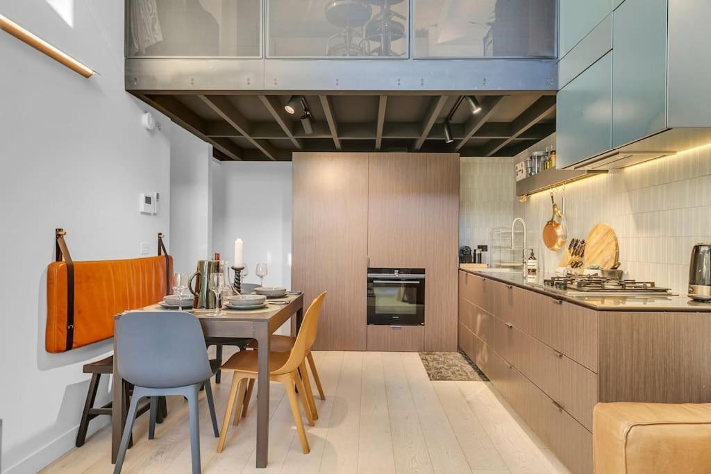 Sol Docklands - Unique 3 Bedroom Loft, Infinity Pool, Gym, Free Parking And Free Trams Melbourne