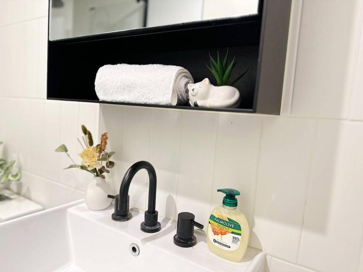 Urban Cityscapes 2br Apt On Bourke *