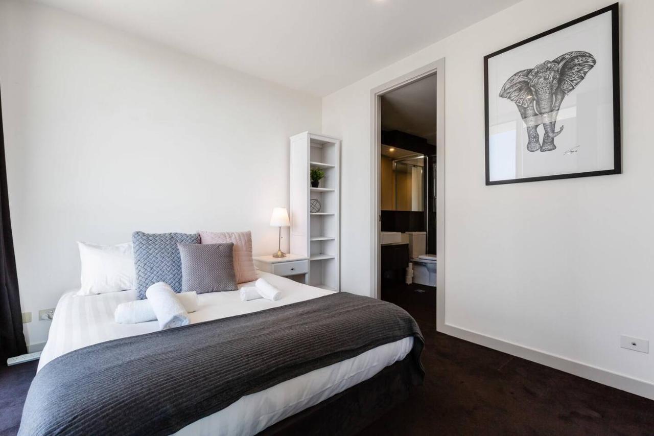 Apartment View Chic In South Yarra With Parking *