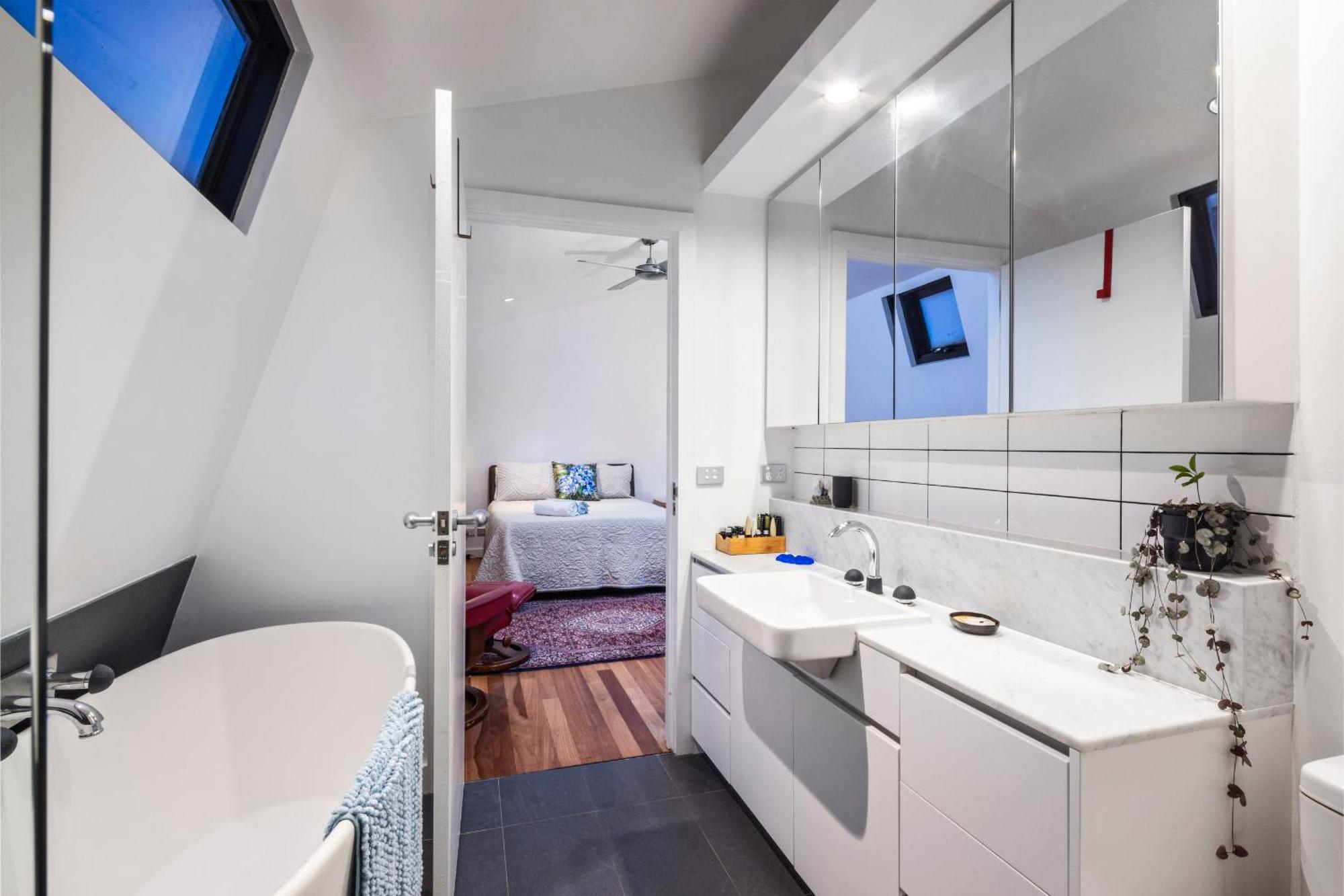 Modern St Kilda Apartment *