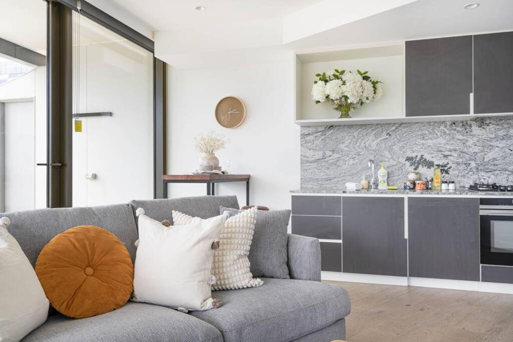 Prestigious 2br West Side Place Free Parking#wsp09 Melbourne