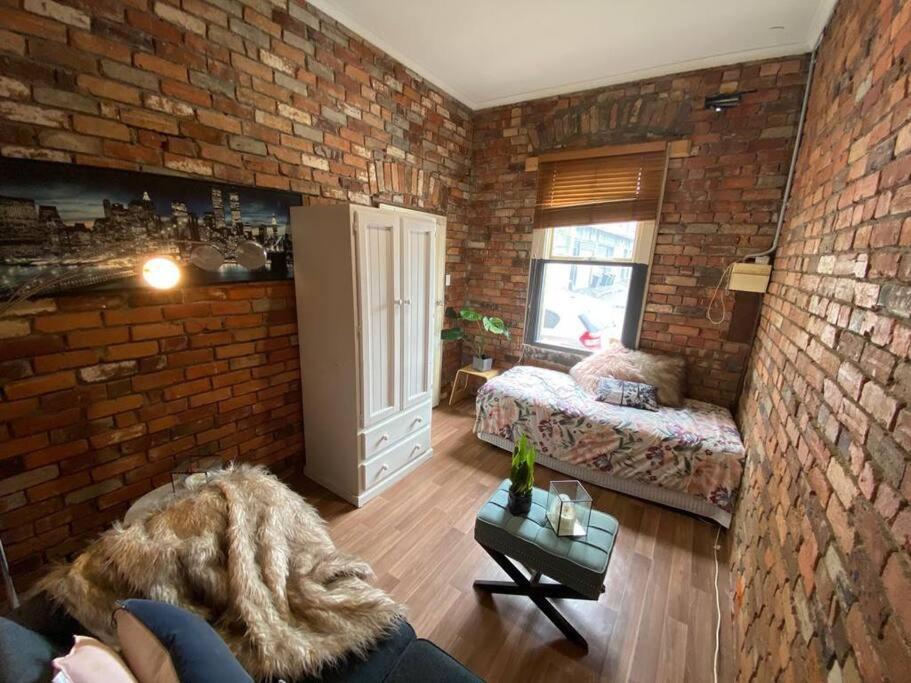 Fitzroy- Private 2-4 Guest #guesthouse #ausgp #directtram #f1 Holiday home *