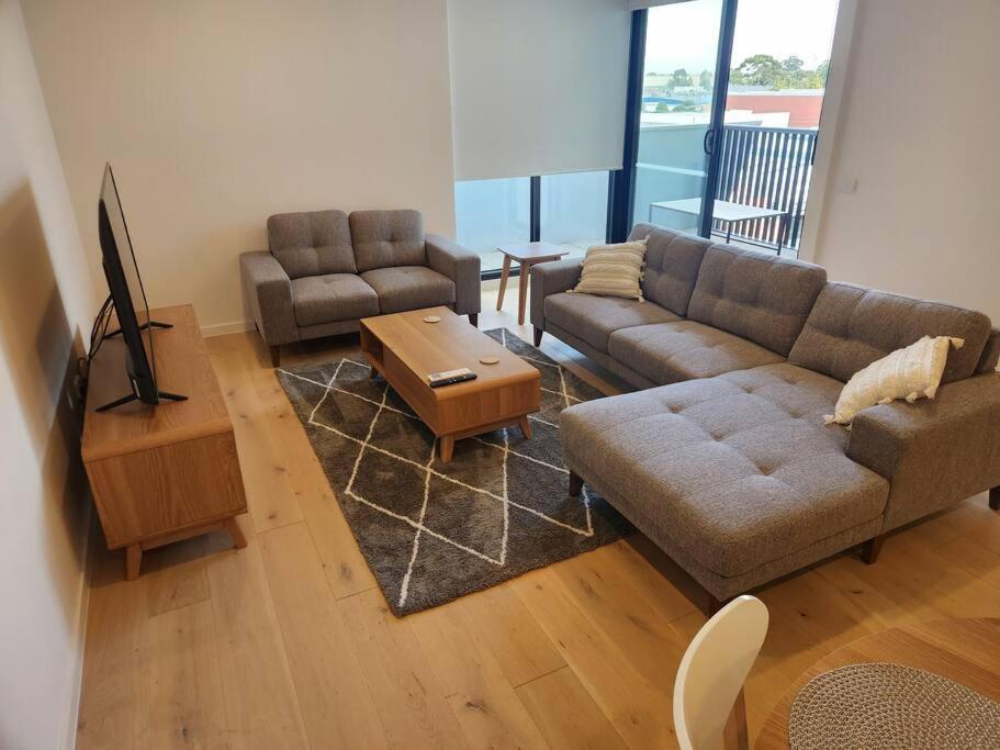 Modern Airport Area Apartment *