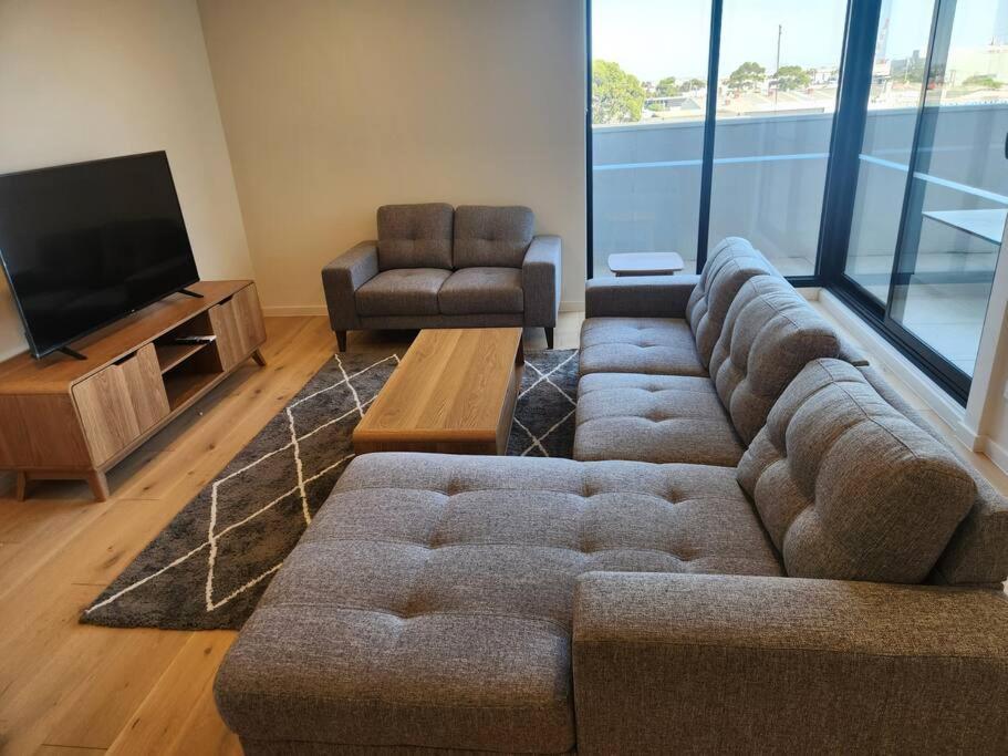 Modern Airport Area Apartment *
