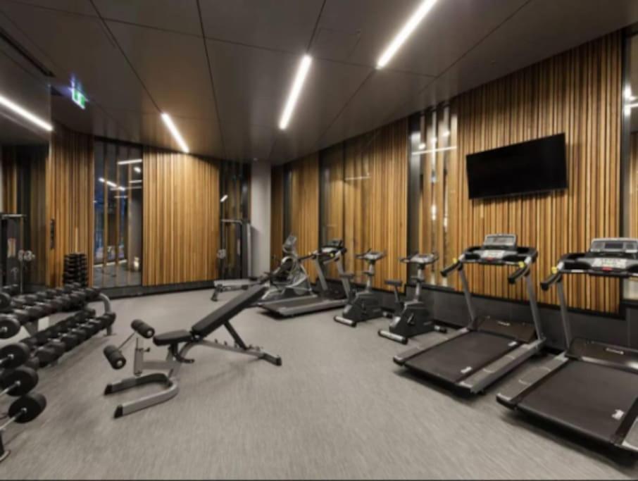 Urban Retreat Modern Elegance In Docklands *