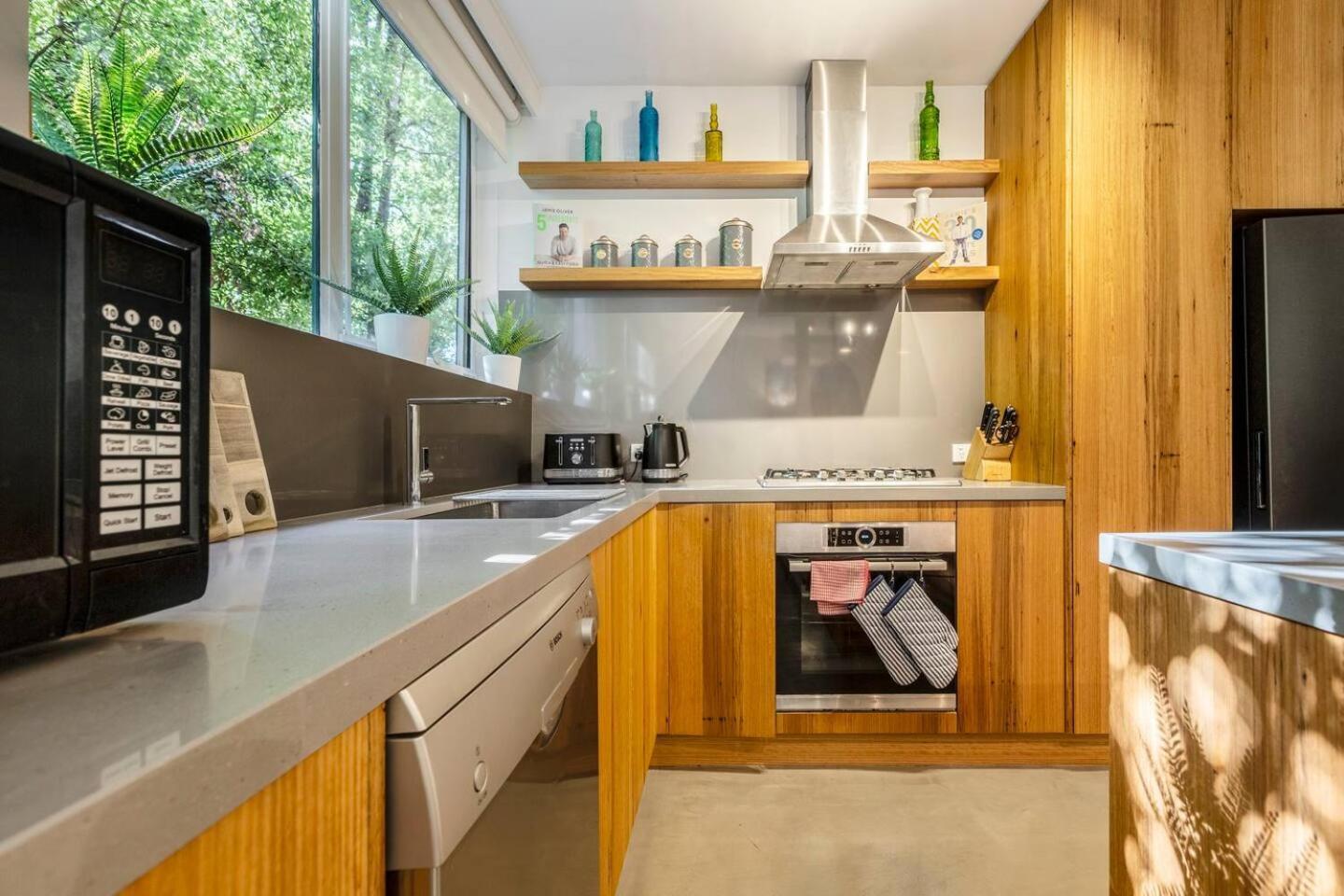 'cedar Loft' Contemporary Comfort In Leafy St Kilda *