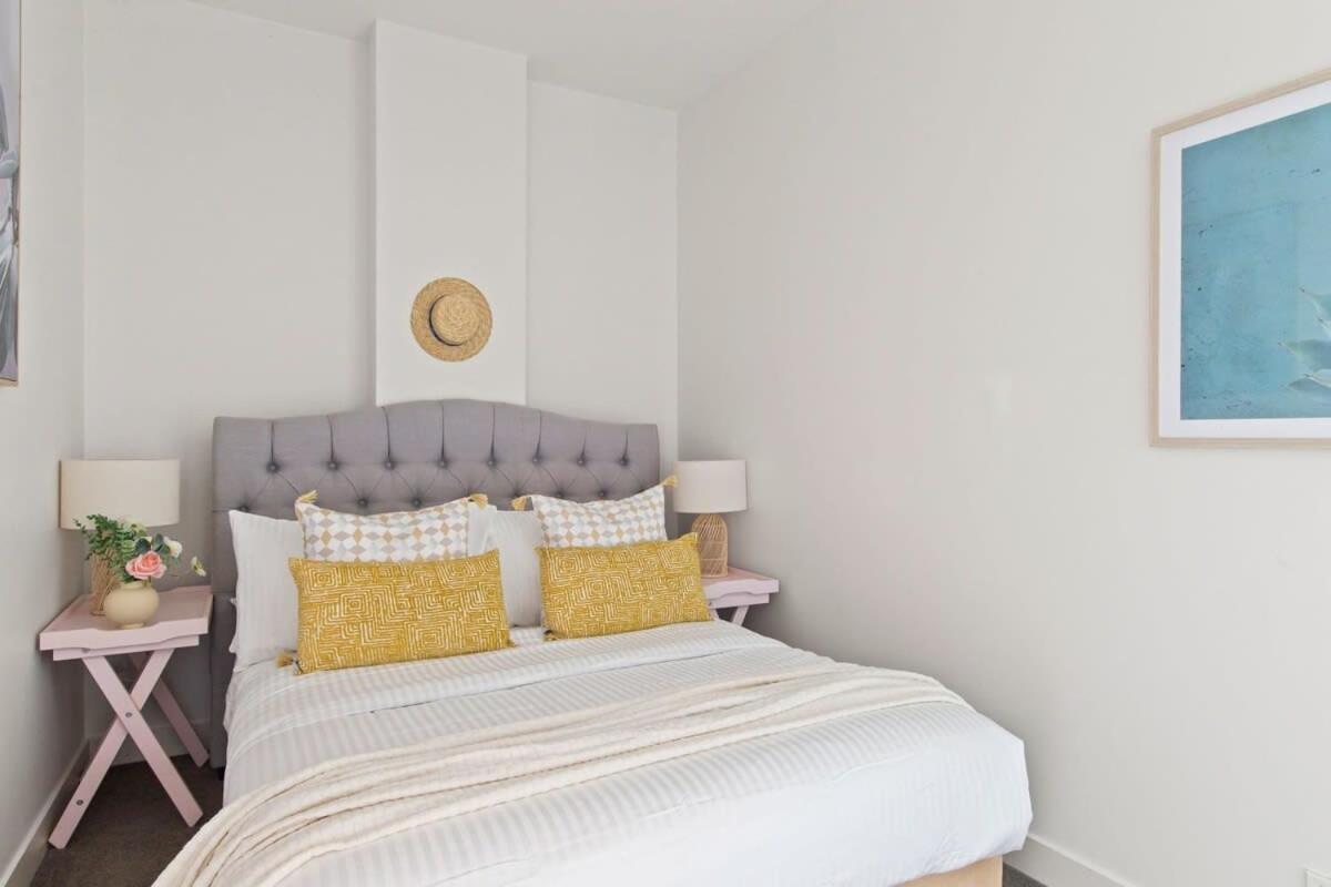 A Cozy 2br On Collins Near Flinders Station Melbourne